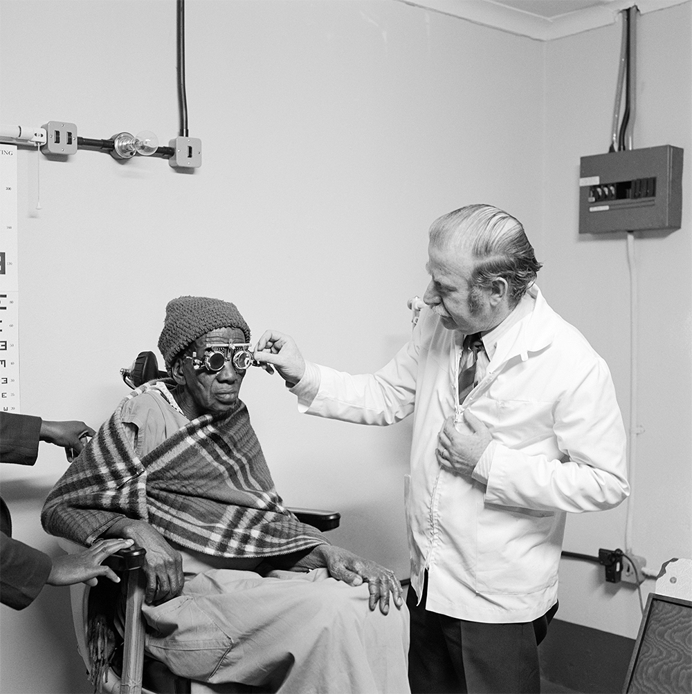 Eyesight testing at the Vosloosrus Eye Clinic of the Boksburg Lions Club. 1980 silver gelatin photograph on fibre-based paper. Image courtesy Goodman Gallery, Johannesburg and Cape Town © The David Goldblatt Legacy Trust