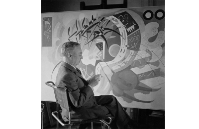Kandinsky with his painting &#039;Dominant curve (Courbe dominante)&#039;, Paris 1936, photo Boris Lipnitzki © Boris Lipnitzki Roger-Viollet
